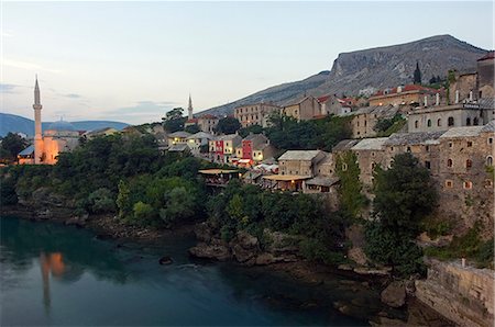 Maisons de ville de Mostar et Koski Mehmed Pasa la mosquée (1557) allumé au cours de la rivière Neretva Photographie de stock - Rights-Managed, Code: 862-03289489
