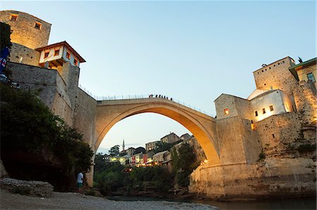 réplica - Mostar, pont de la paix de Stari Most sur la rivière Neretva illuminé le soir réplique du XVIe siècle pierre pont détruit par les bombardements de Croates de Bosnie en 1993 et inauguré en 2004 Photographie de stock - Rights-Managed, Code: 862-03289482