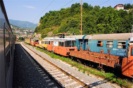 Voitures anciennes sur le Mostar à Sarajevo par le Train ligne Photographie de stock - Rights-Managed, Code: 862-03289492