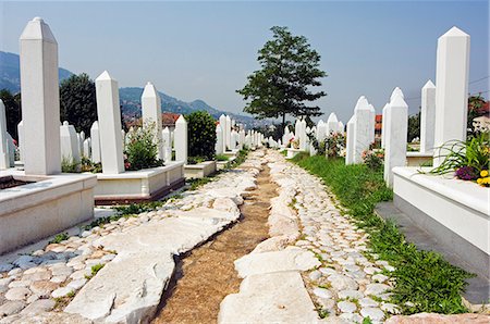 Cours d'eau traversant le cimetière commémoratif Photographie de stock - Rights-Managed, Code: 862-03289506