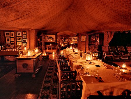 Botswana,Makgadikgadi Pans,Ntwetwe Pan. A table laid for a candlelight dinner at Jack's Camp,a luxury tented camp situated on the edge of the Ntwetwe salt pan. Set in a harsh landscape,Ntwetwe is the western of two huge saltpans,which comprise the immense Makgadikgadi region of the Northern Kalahari - one of the largest expanses of saltpans in the world. Foto de stock - Con derechos protegidos, Código: 862-03289576