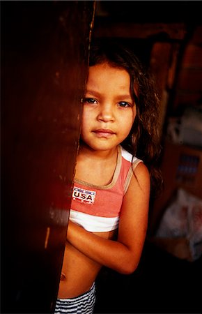 Ein junges Mädchen außerhalb ihrer Wohnung in einer Favela in Sao Paulo Stockbilder - Lizenzpflichtiges, Bildnummer: 862-03289638