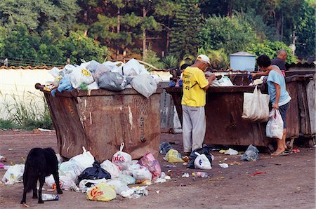 pauvre - Nettoyer des sans-abri dans les bacs dans une Favela de Sao Paulo Photographie de stock - Rights-Managed, Code: 862-03289646