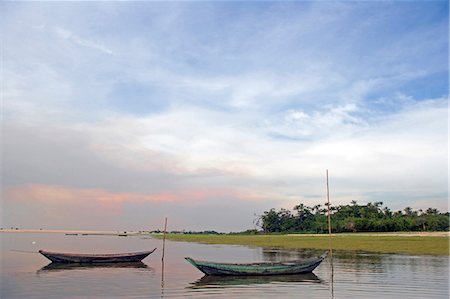 DUG out pirogues utilisées par les pêcheurs locaux tiré vers le haut sur les bords de la Rio Tapajos, un affluent du fleuve Amazone, au coucher du soleil dans la région d'Amazonas Brésil Photographie de stock - Rights-Managed, Code: 862-03289656