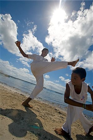 simsearch:862-06675755,k - Capoeira,the Brazilian fight-dancing martial art,demonstrated on a Tinhare archipelago beach in the Bahia region,north east of Brazil Foto de stock - Con derechos protegidos, Código: 862-03289692