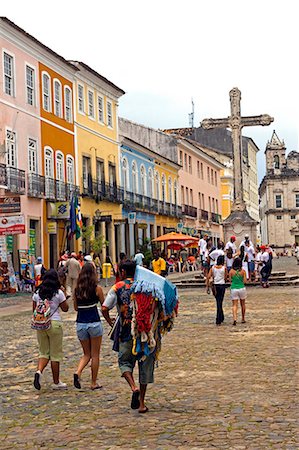 simsearch:862-03289754,k - Salvador de Bahia, Brésil. Au sein de la vieille ville, un site du patrimoine mondial de l'UNESCO, les groupes de touristes sont abordés par un vendeur de rue en face de l'église de Sao Francisco et le couvent de Salvador. Photographie de stock - Rights-Managed, Code: 862-03289765