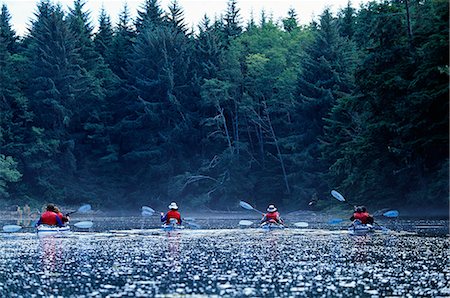 A group of sea kayakers explore an inlet in the maze of islands in Johnstone Strait,British Columbia Foto de stock - Direito Controlado, Número: 862-03289824
