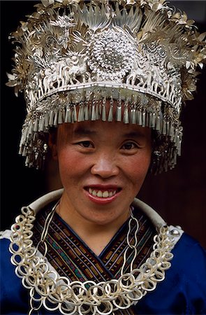 Une femme Miao porte sa parure de fête au Village Langde Photographie de stock - Rights-Managed, Code: 862-03289835