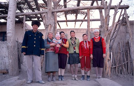 simsearch:862-03289833,k - Family in Kapakaskan village,on the way to the ancient city of Niya in the Taklamakan desert. Fotografie stock - Rights-Managed, Codice: 862-03289842