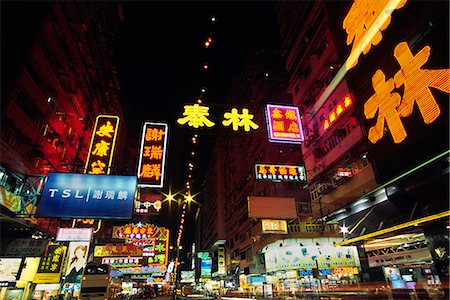 simsearch:862-03350947,k - Die Neon-Lightshow der Hauptdurchgangsstraße Kowloons, Nathan Road, in Hongkong. Stockbilder - Lizenzpflichtiges, Bildnummer: 862-03289918