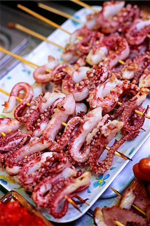 Meeresfrüchte-Spieße sitzen unter den Schalen mit köstlichen Snacks verkauft an eine Straße stand in Mong Kong Bezirk von Kowloon in Hongkong Stockbilder - Lizenzpflichtiges, Bildnummer: 862-03289940