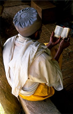 simsearch:862-03820370,k - Dans une église du lac Tana, un pèlerin lit un texte sacré de l'église orthodoxe éthiopienne. Photographie de stock - Rights-Managed, Code: 862-03354007