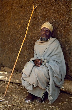 A partially blind pilgrim rests in the shade of a Zege Peninsula church. Foto de stock - Con derechos protegidos, Código: 862-03354011