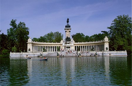 parque del retiro - Tourists row boats on the lake in front of the Monument to Alfonso XII in the Retiro Park Foto de stock - Con derechos protegidos, Código: 862-03354240
