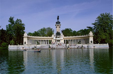 parque del retiro - Tourists row boats on the lake in front of the Monument to Alfonso XII in the Retiro Park Stock Photo - Rights-Managed, Code: 862-03354240