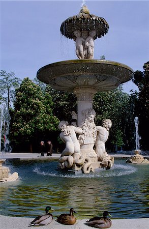 parque del retiro - Mallard ducks sit beside a classical fountain in the Retiro Park Stock Photo - Rights-Managed, Code: 862-03354241