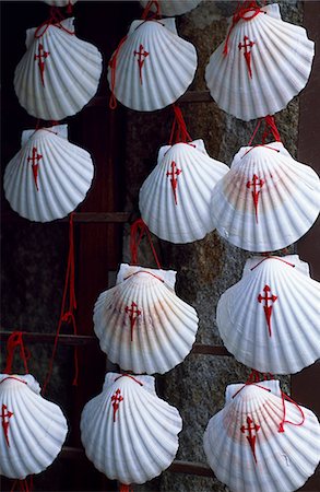 santiago de compostela - Scallop shells are the symbol of St James and carried by pilgrims on the St James's way Fotografie stock - Rights-Managed, Codice: 862-03354270
