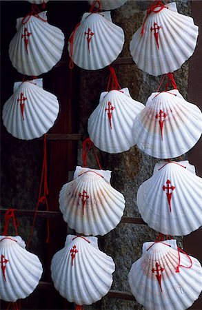 Coquilles Saint-Jacques sont le symbole de St James et porté par les pèlerins sur le chemin de St James Photographie de stock - Rights-Managed, Code: 862-03354270