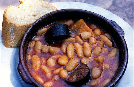 simsearch:862-03354288,k - Fabada Asturiana (Traditional white bean and sausage stew) Foto de stock - Direito Controlado, Número: 862-03354287