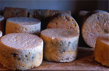simsearch:862-03354288,k - Cabrales cheese is a regional speciality of Asturias. A fiercely strong blue cheese,it is made locally and stored in caves in the limestone hills of the Picos de Europa. Foto de stock - Direito Controlado, Número: 862-03354294