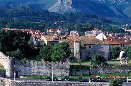 simsearch:862-03354288,k - Old mediaeval walls partially surround the original mansions of Llanes Foto de stock - Direito Controlado, Número: 862-03354296