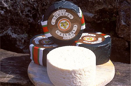 simsearch:862-03354288,k - Cabrales cheese is a regional speciality in Asturias. A fiercely strong blue cheese,it is matured in caves in the limestone mountainsides. Foto de stock - Direito Controlado, Número: 862-03354291