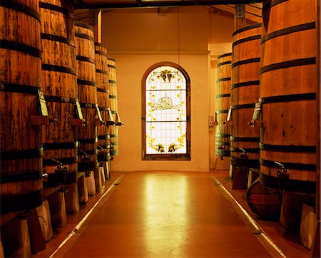 Tous les vins de la Rioja à Muga winery sont vieilli en fûts de chêne dans des caves souterraines Photographie de stock - Rights-Managed, Code: 862-03354328