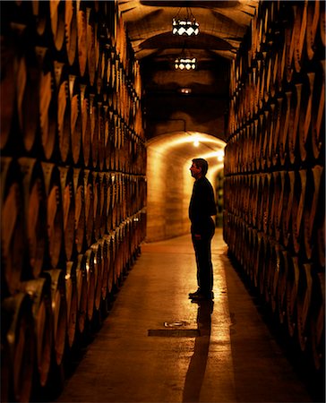 Le contremaître des travaux inspecte les tonneaux de vin de la Rioja dans les caves souterraines à Muga winery Photographie de stock - Rights-Managed, Code: 862-03354330