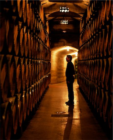 simsearch:862-03354345,k - Le contremaître des travaux inspecte les tonneaux de vin de la Rioja dans les caves souterraines à Muga winery Photographie de stock - Rights-Managed, Code: 862-03354330