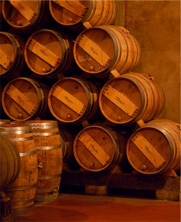 Barils de vin de la Rioja dans les caves souterraines à Muga winery Photographie de stock - Rights-Managed, Code: 862-03354332