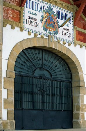 simsearch:862-03354345,k - La porte de l'un des entrepôts de la cave à l'ancienne voie ferrée, voie d'évitement à Haro précédemment utilisé par les établissements vinicoles pour transporter le vin de la Rioja à Bilbao Photographie de stock - Rights-Managed, Code: 862-03354349