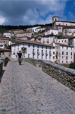 An old cobbled bridge,dating back to medieval times,crosses the Rio Iregua to reach the whitewashed houses of Villanueva de Cameros Foto de stock - Con derechos protegidos, Código: 862-03354372