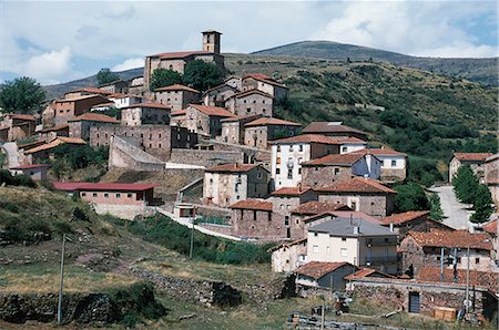 The tiled roofs of the houses and village church of Villoslada de Cameros look down on the Iregua Valley Foto de stock - Con derechos protegidos, Código: 862-03354373