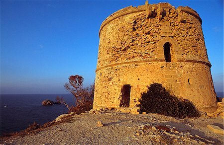 simsearch:862-03354522,k - Near ArtaNumerous ancient watchtowers,which date from Moorish times and when pirates were a serious threat,dot the Mallorcan coastline Foto de stock - Con derechos protegidos, Código: 862-03354397