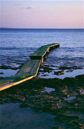 simsearch:862-03354423,k - Wooden pier at Sa Trinxa Foto de stock - Con derechos protegidos, Código: 862-03354420