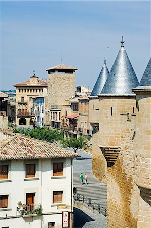 simsearch:862-03354522,k - Le château médiéval de défensive Palacio Real complexe construit par Carlos III de Navarre au XVe siècle Photographie de stock - Rights-Managed, Code: 862-03354459