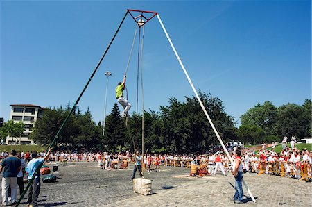 fiesta - Espagne Navarra Pamplona Strong Man concurrence pendant San Fermin exécutant de la célébration de la Festival.The de taureaux, qui honore le saint patron de la ville, San Fermin - comprend les feux d'artifice, des défilés, des danses, des corridas et cérémonies religieuses. Photographie de stock - Rights-Managed, Code: 862-03354477