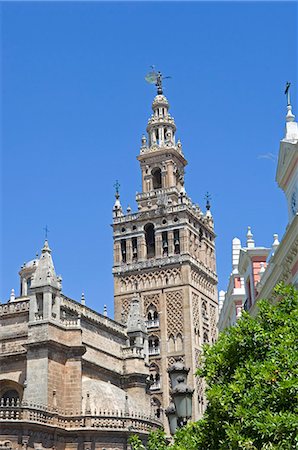 simsearch:862-03354522,k - La Giralda,the striking Moorish bell tower of Seville's Cathedral is the city's most famous landmark. Foto de stock - Con derechos protegidos, Código: 862-03354502