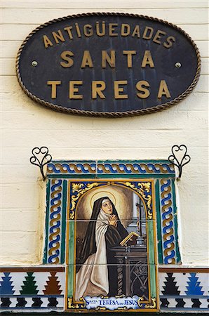 simsearch:862-03354517,k - A painted ceramic mural depicting Santa Teresa praying before a cross,on a wall in Seville,Spain Foto de stock - Con derechos protegidos, Código: 862-03354521