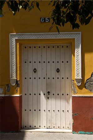 simsearch:862-03354522,k - Spain,Andalucia,Seville. An elegant doorway to a house along Calle Betis on the south side of the Rio Guadalquivir. Foto de stock - Con derechos protegidos, Código: 862-03354530