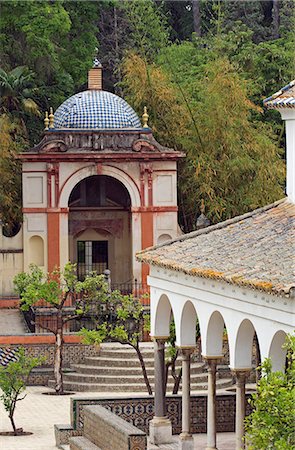 simsearch:862-03354522,k - Espagne, Andalousie, Séville. Un pavillon mauresque dans les jardins du Palais de l'Alcazar. Photographie de stock - Rights-Managed, Code: 862-03354543