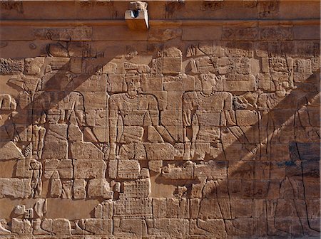 simsearch:862-03354008,k - Une gravure sur un des murs extérieurs du Temple Lion à Musawwarat es-Sufra, au sud de Shendi. Ce temple a été construit par le roi Arnekhamani qui vivaient autour de 235BC à 218BC. Il a été consacré à l'indigène Apademak de Dieu et ses inscriptions sont des hiéroglyphes égyptiens.Une mission archéologique allemande au Soudan reconstruit le temple de ruines et de gravats en 1969/70. Photographie de stock - Rights-Managed, Code: 862-03354573
