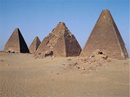 suédois - Between 400BC and 300BC,the ancient pyramids at Jebel Barkal were used as the burial grounds of the Pharaohs,or Kings,of the Kingdom of Cush. They came into use about the time Nuri came under pressure from Egypt but before the capital of the Kingdom was moved to Meroe. Foto de stock - Con derechos protegidos, Código: 862-03354595