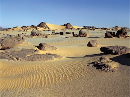 simsearch:862-03365494,k - The Northern or Libyan Desert in northwest Sudan is an easterly extension of the great Sahara Desert. The erosion of sedimentary rock has created a truly magnificent desert landscape. Fotografie stock - Rights-Managed, Codice: 862-03354620