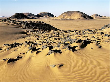 simsearch:862-03365494,k - The magnificent desert scenery in the far southwest of the Bayuda Desert has been created by the erosion of sedimentary rock,which in places is highly oxidised. This desert is an extension of the great Sahara Desert. Fotografie stock - Rights-Managed, Codice: 862-03354636