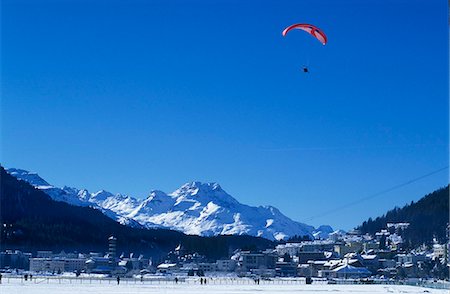 deltaplano - A paraglider comes into land on the frozen lake Fotografie stock - Rights-Managed, Codice: 862-03354652