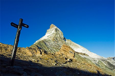 simsearch:862-06543089,k - Un marqueur de voie Matterhorn (4477m) à l'intersection du sentier, Zermatt, Valais, Suisse Photographie de stock - Rights-Managed, Code: 862-03354699