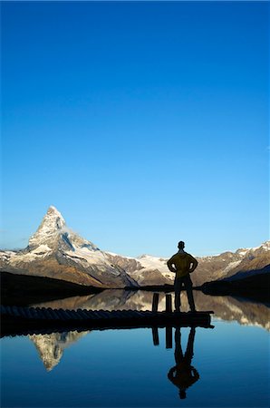 simsearch:862-03354720,k - The Matterhorn (4477m). Reflection of the mountian in a small Lake,hiker contemplating the beauty of the landscape,Zermatt,Valais,Switzerland Foto de stock - Con derechos protegidos, Código: 862-03354704