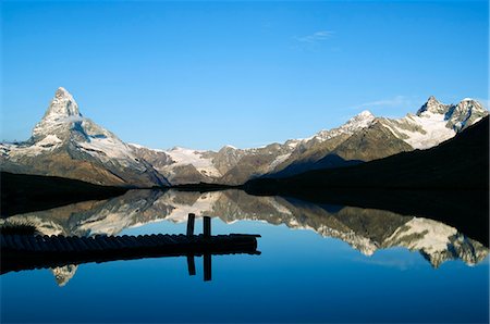 simsearch:862-03354720,k - The Matterhorn (4477m). Reflection of the mountian in a small Lake,Zermatt,Valais,Switzerland Foto de stock - Con derechos protegidos, Código: 862-03354703