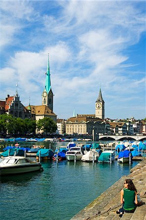 Boats on the Limmat River with St Peter's Church (13th Century) and Fraumunster Church behind,Zurich,Switzerland Foto de stock - Direito Controlado, Número: 862-03354730